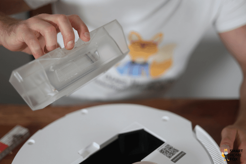 Der mobile Staubtank des Dreame L20 Ultra wird herausgenommen.